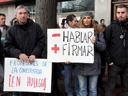 Profesores de la red concertada protestan este martes en Bilbao.