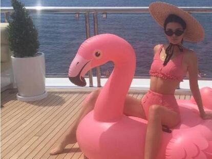 Kendall Jenner con el flamenco rosa que subi&oacute; a su yate.