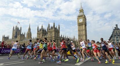 Los participantes, a su paso por el Palacio de Westminster, las Casas del Parlamento y el 'Big Ben'.