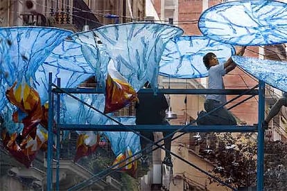 Preparativos para la fiesta mayor de Gràcia en la calle de Verdi del Mig.