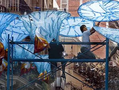 Preparativos para la fiesta mayor de Gràcia 2019 en la calle de Verdi del Mig.