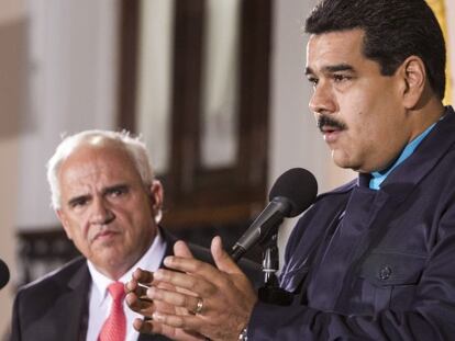 O presidente venezuelano, Nicolás Maduro, e o secretário-geral da Unasul, Ernesto Samper, nesta quarta-feira em Caracas.