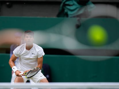 Carlos Alcaraz visto a través de la raqueta de su rival, Daniil Medvedev.