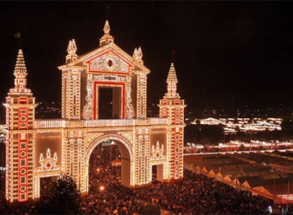 Miles de bombillas se encienden cada año para iluminar la Feria de Abril