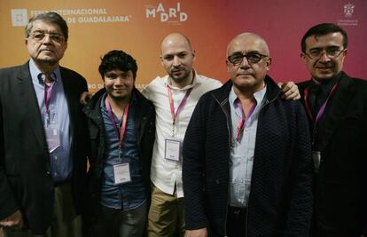 De izquierda a derecha, los escritores Sergio Ram&iacute;rez, Mario Martz, Giovani Rodr&iacute;guez, Erick Bland&oacute;n y Luis Diego Guillen, en la Feria Internacional del Libro de Guadalajara.