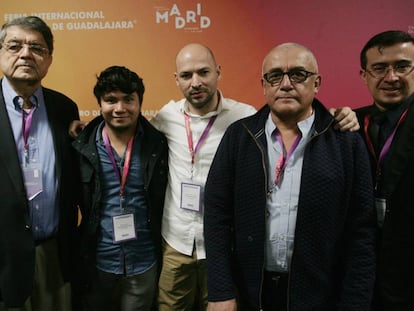 De izquierda a derecha, los escritores Sergio Ram&iacute;rez, Mario Martz, Giovani Rodr&iacute;guez, Erick Bland&oacute;n y Luis Diego Guillen, en la Feria Internacional del Libro de Guadalajara.