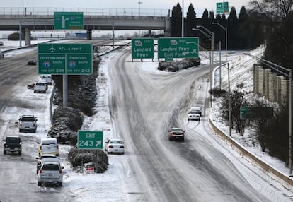 Algunos gobernadores han declarado el estado de emergencia en sus estados y hay conductores que llevan hasta 20 horas atrapados en carreteras de Atlanta, la ciudad más afectada, donde los alumnos de 50 colegios pasaron la noche en los autobuses escolares, informó hoy el canal CNN. En la imagen, vehículos parados en una carretera congelada en Atlanta.