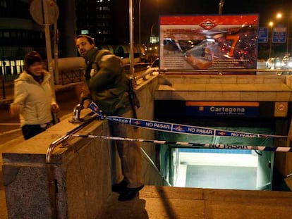 Un vigilante de Metro impide el paso a la estación de Cartagena tras el descarrilamiento de un convoy.