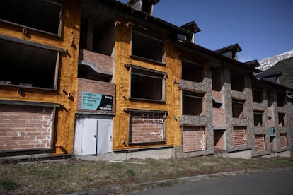 Promoción de apartamentos a medio construir.