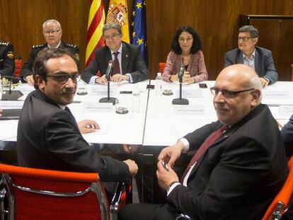 Reunió entre la Generalitat (al davant) i el Govern central (al fons), aquest dijous al Prat.
