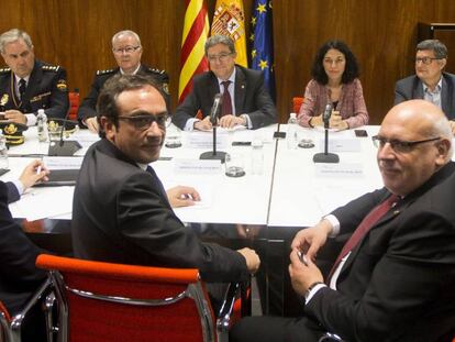 Reunió entre la Generalitat (al davant) i el Govern central (al fons), aquest dijous al Prat.