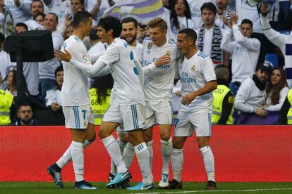 El centrocampista alemán del Real Madrid Toni Kroos (segundo por la derecha ) celebra con sus compañeros.