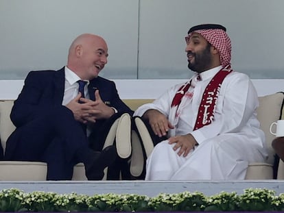 Infantino y Bin Salman, en noviembre de 2022 en el Mundial de Qatar durante el partido entre la seleccin anfitriona y Ecuador.