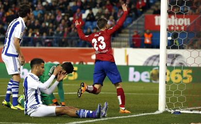 Diego Reyes se lamenta por la anotación en contra.