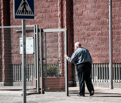 El sacerdote acusado, en la puerta de la parroquia de Vicálvaro donde ha estado hasta el mes de abril, cuando fue apartado tras una denuncia de abusos.