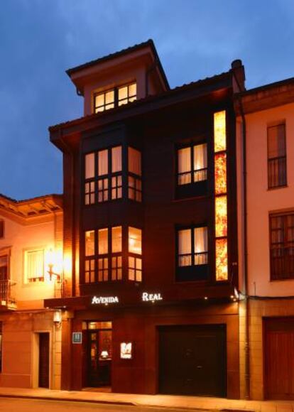 Fachada del hotel Avenida Real de Villaviciosa (Asturias).