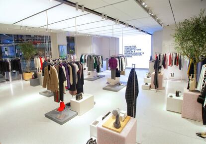 El interior de la tienda piloto para pedidos online de Zara en Stratford (Londres)