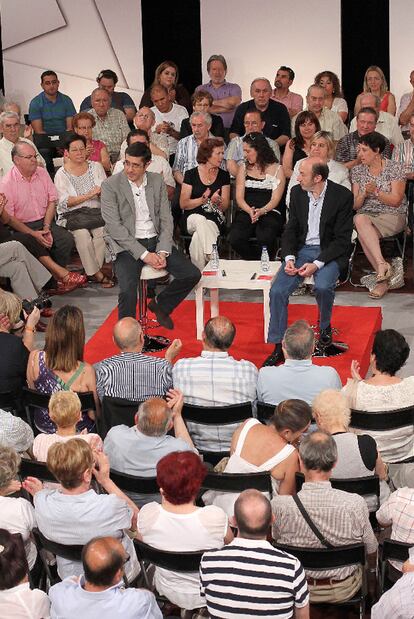 Rubalcaba (a la derecha) y López, rodeados de militantes en Bilbao.