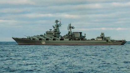 El buque 'Moskvá' en las cercanías del puerto de Sebastopol, en Crimea, el 12 de febrero de 2022, dos meses antes de su hundimiento. 