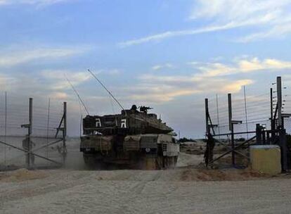 Un tanque israelí circula por una de las puertas de entrada a la franja de Gaza, en la frontera con Israel.