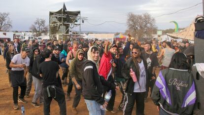 Varios asistentes a la fiesta 'rave' ilegal de La Peza (Granada), que se celebró entre finales de diciembre de 2022 y principios de enero de 2023.