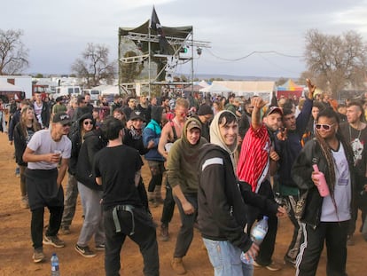 Varios asistentes a la fiesta 'rave' ilegal de La Peza (Granada), que se celebró entre finales de diciembre de 2022 y principios de enero de 2023.