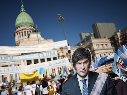 Seguidores de Javier Milei frente al Congreso de Buenos Aires.