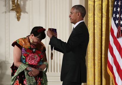 WASHINGTON, DC - SEPTEMBER 22:  U.S. President Barack Obama (R) presents the National Medal of Arts to author Sandra Cisneros (L) during an East Room ceremony at the White House September 22, 2016 in Washington, DC. President Obama awarded the 2015 National Medal of Arts and the National Humanities Medal to recipients in the annual ceremony.  (Photo by Alex Wong/Getty Images)