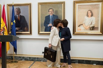 La vicepresidenta del gobierno y ministra de Presidencia e Igualdad Carmen Calvo, recibe la cartera de la exvicepresidenta Soraya Sáez de Santamaría,  en el Palacio de la Moncloa en Madrid.