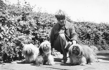 Peggy Guggenheim, con sus inseparables mascotas y las gafas-mariposa, en su casa de Venecia en los sesenta. 