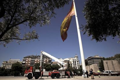 La bandera de España más grande del país, situada en la Plaza de Colón de Madrid, se ha desplomado de forma accidental este jueves