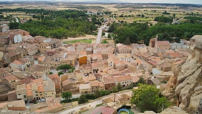 San Esteban de Gormaz (Soria) y, al fondo, su puente, que cruza el río Duero.