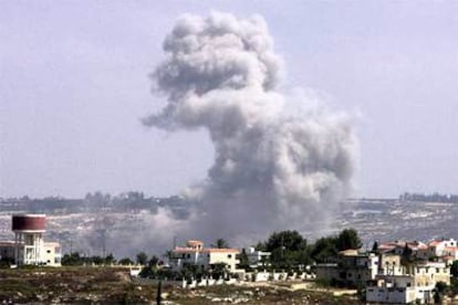 Columnas de humo se elevan sobre la ciudad de Maarake, al sur de Líbano.