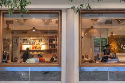 Clientes en un local de hostelería de Sevilla, en octubre de 2023.