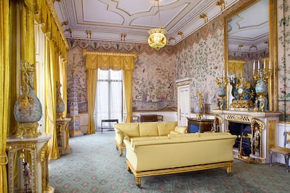 Vista del Salón Amarillo, decorado al más puro estilo rocó, en el palacio de Buckingham.