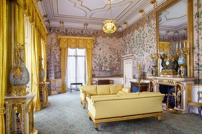 Vista del Salón Amarillo, decorado al más puro estilo rocó, en el palacio de Buckingham.