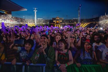 El paso de la gira mundial de Red Hot Chili Peppers por España se salda con más de 100.000 personas, ya que a los 49.000 espectadores de Barcelona, se suman los 56.000 en Sevilla. En la imagen, el público en el estudio Olímpico de Barcelona.