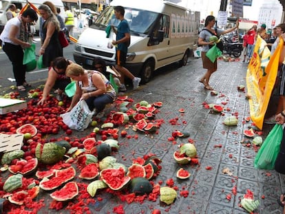 Fruta tirada en la calle durante una protesta ante el consulado de Francia en Barcelona contra los ataques a camiones espa&ntilde;oles.