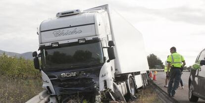 Un cami&oacute;n siniestrado en uno de los tramos de la N-340 a su paso por Alcal&aacute; de Xivert en Castell&oacute;n.