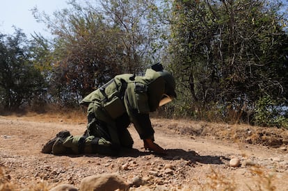 Soldados mexicanos buscan minas antipersona en el municipio de Aguililla, en Michoacán, el 18 de febrero DE 2022. 