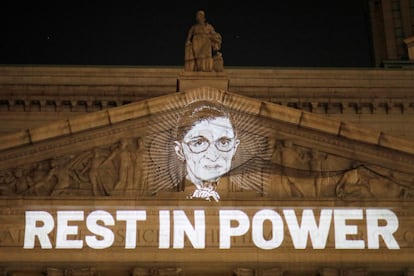 Una imagen de la juez Ruth Bader Ginsburg sobre la leyenda "Descanse en poder", desplegada en la Corte Suprema de Nueva York.