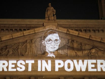 Una imagen de la juez Ruth Bader Ginsburg sobre la leyenda "Descanse en poder", desplegada en la Corte Suprema de Nueva York.