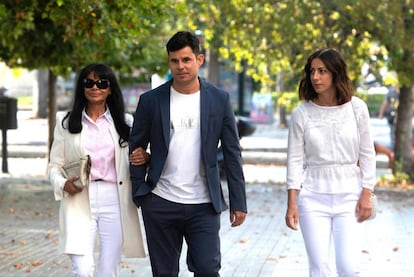 Javier Sanchez Santos, junto a su madre y su pareja, en los juzgados de Valencia, este jueves. 