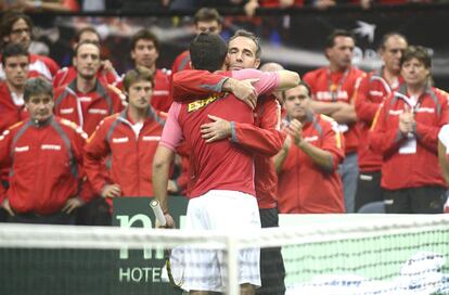 Àlex Corretja abraza a Nicolás Almagro después del partido.