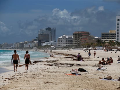 Turistas en una playa de Cancún, antes de la llegada de un ciclón tropical, en una imagen de archivo.