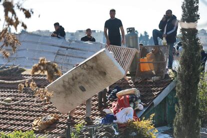 Un grupo de palestinos se atrinchera en el techo de una casa mientras la policía israelí se prepara para desalojar a una familia del mismo edificio, en el distrito este de Sheikh Jarrah, Jerusalén.