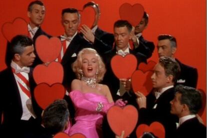 Una escena de la película <i>Los caballeros las prefieren rubias</i>, en la que Marilyn Monroe aparece con el vestido subastado hoy por 256.750 euros.