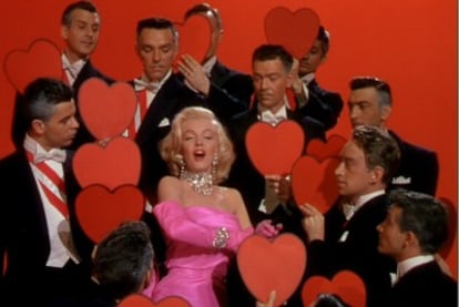 Una escena de la película <i>Los caballeros las prefieren rubias</i>, en la que Marilyn Monroe aparece con el vestido subastado hoy por 256.750 euros.