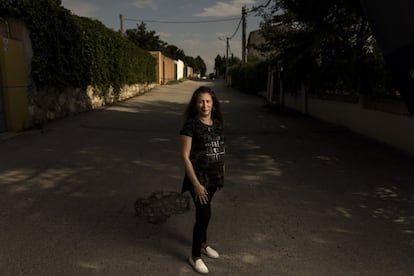 Vanessa Valenzuela está harta del estigma de la droga y la marginación que señala a toda la Cañada Real, aunque se concentre en espacios muy concretos. Ella tiene 37 años y vive desde que recuerda en el sector 2, casi pegando a Coslada. "Una zona tranquila, de gente trabajadora" -ella es dependienta, su marido, pintor de coches y su padre, albañil-, con casas de pueblo y algunos chalés que no desentonarían nada en una urbanización de lujo. "Me he criado en el campo y cerca de la ciudad. El único inconveniente es que los servicios son precarios", dice.