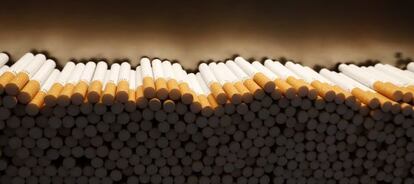 Cigarrillos apilados durante el proceso de producci&oacute;n de British American Tobacco.